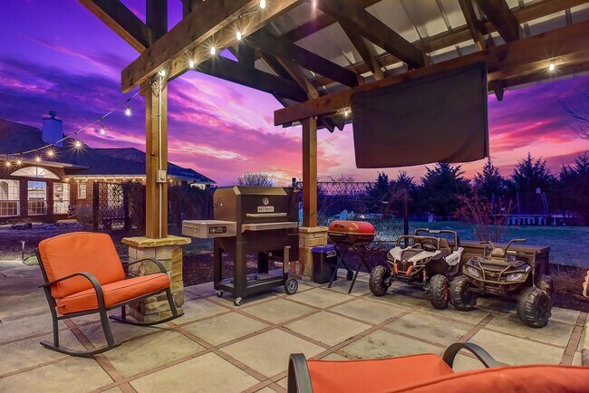 Building Photo - 105 Golden Rd