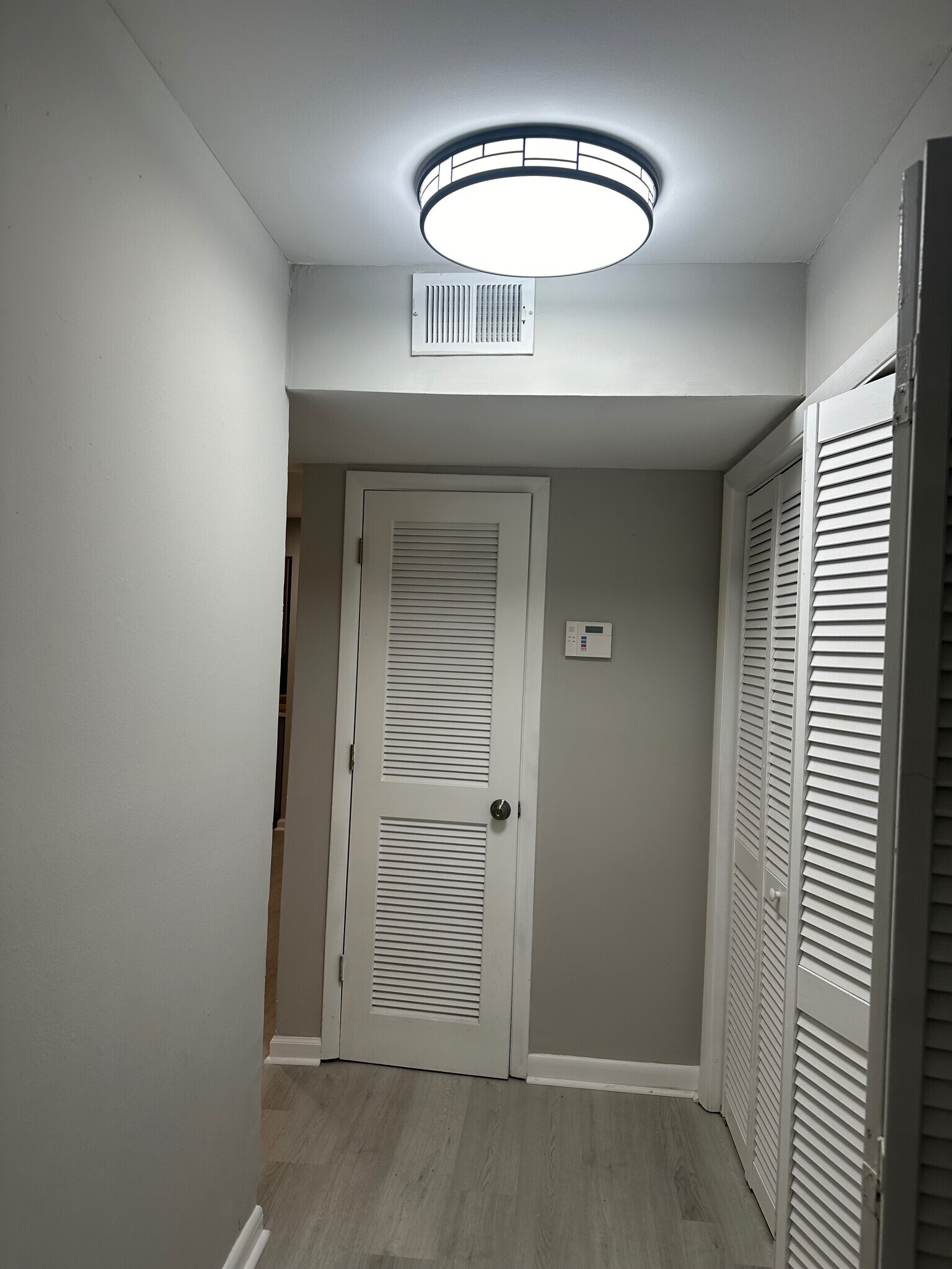 Building Photo - Room in Condo on Roberts Dr