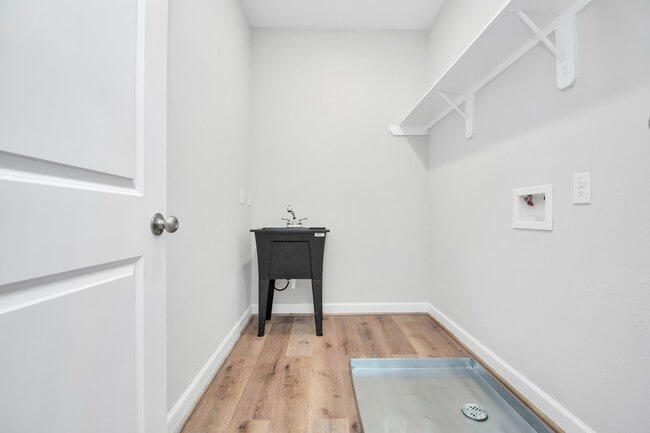 Building Photo - 2333 Hoskins Dr