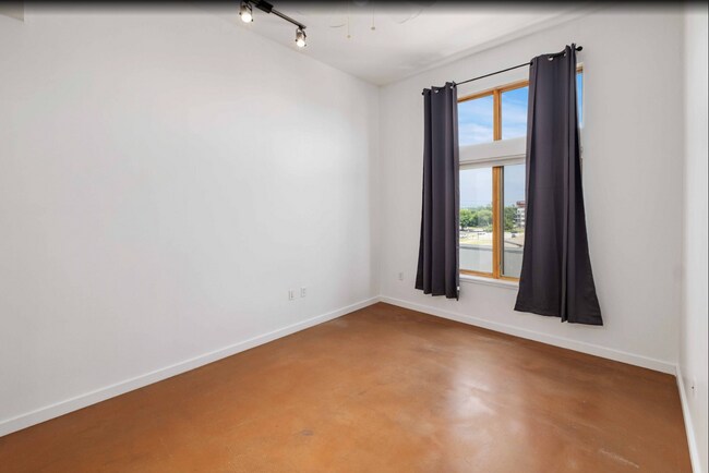 Building Photo - Prime location with City Views!!