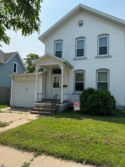 Building Photo - 103 8th St E