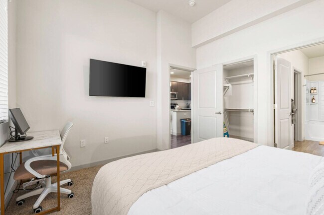 Building Photo - 711 W Broadway Rd