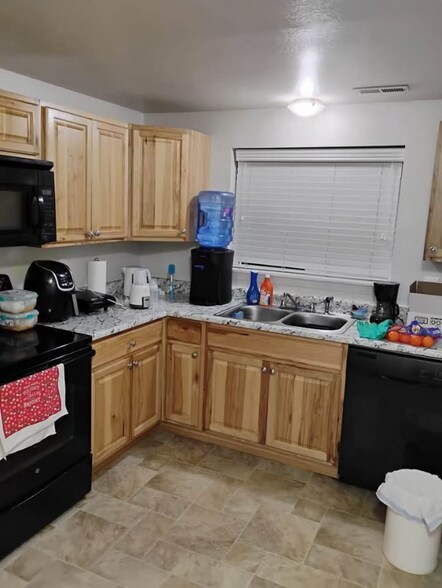 Building Photo - 230 E Center St