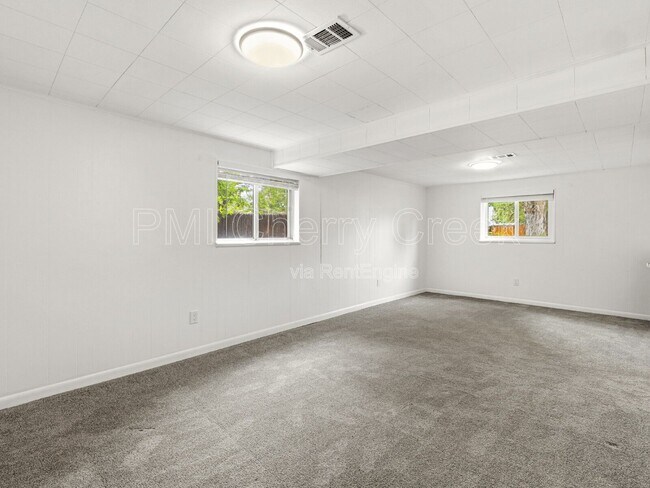 Building Photo - 766 W Davies Way