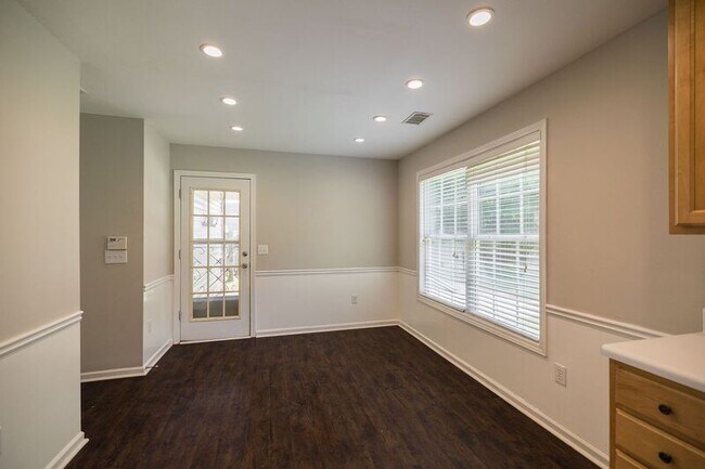 Building Photo - 453 Reba Ct