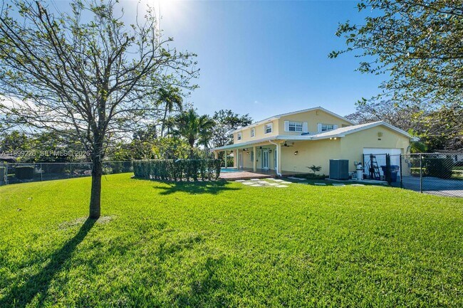 Building Photo - 11401 SW 72nd Pl