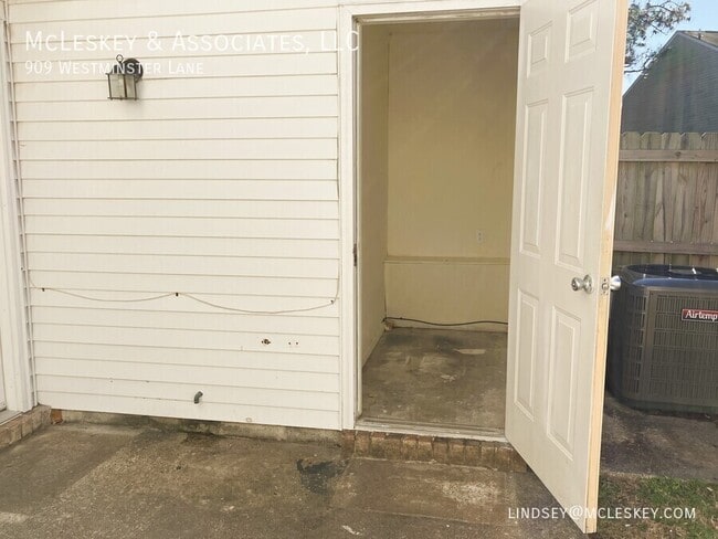 Building Photo - 909 Westminster Ln