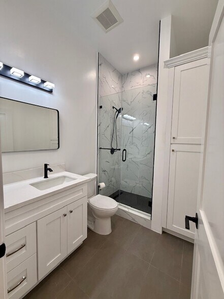 Building Photo - 8636 Aqueduct Ave