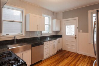 Building Photo - 9/1 No Fee! Two-level 5BR/3BA near Porter Sq!