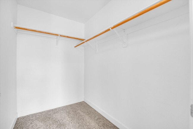 Building Photo - Sought after Park Avenue Condominiums/Top Floor Three Bedroom