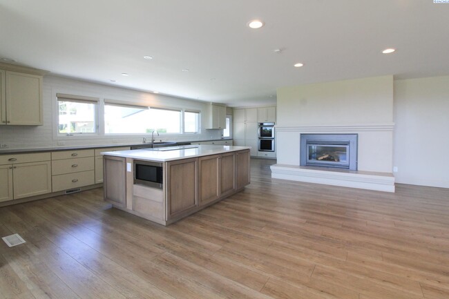 Building Photo - 4 bedroom, 3 Bath Pasco House on the River