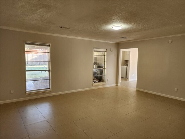 Building Photo - 8531 Hiawatha Dr