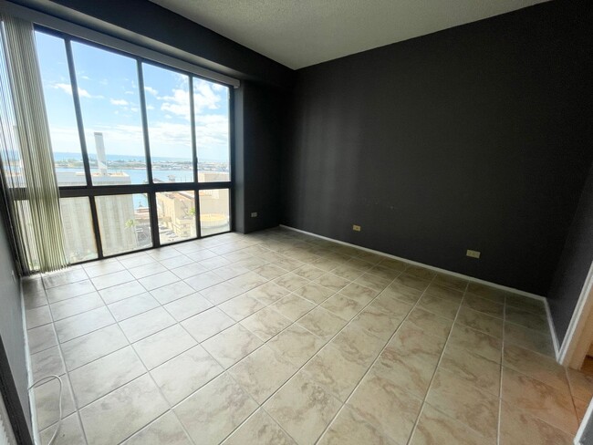 Building Photo - Available now! 2 bedroom 2 bathroom in dow...