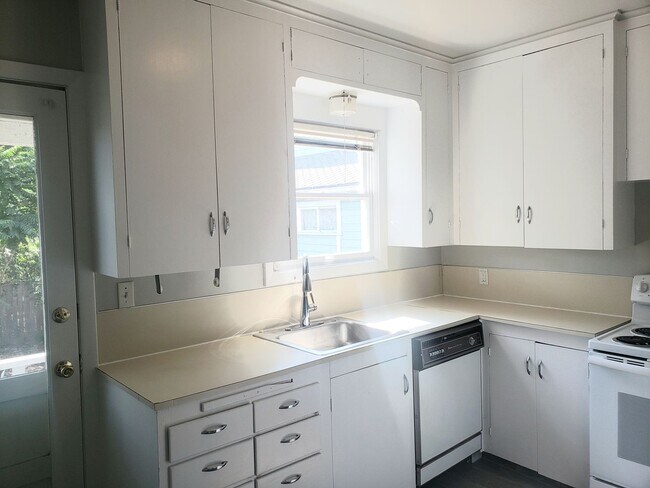 Building Photo - 3 Bedroom Near Elevator and Downtown Orego...
