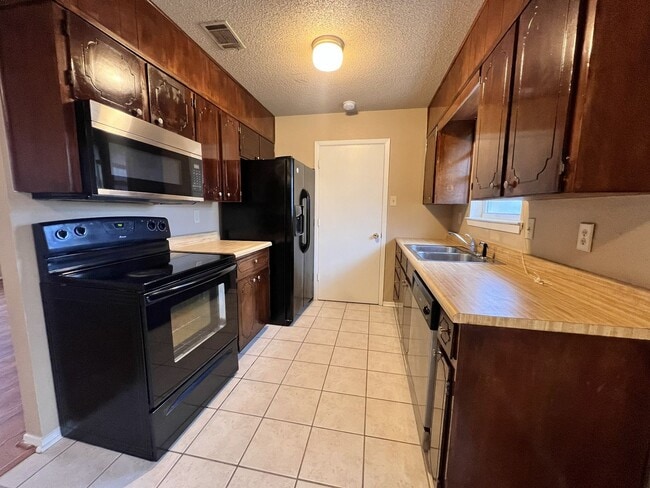 Building Photo - Great 3 bedroom in Killeen with washer and dryer connections and brand new carpet.