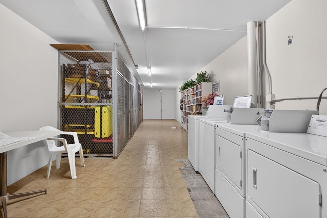 Building Photo - 1904 Bermuda Cir