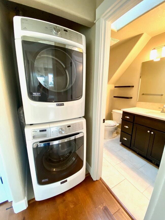 Building Photo - University Park One Bedroom