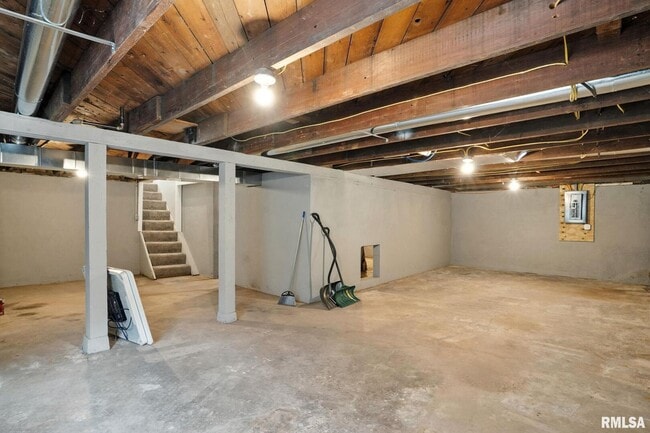Building Photo - 300 S 14th St