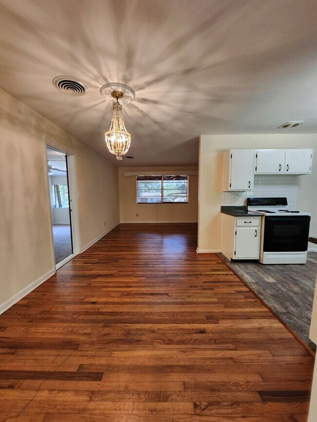 Building Photo - Charming 4 bedroom home for rent close to hospitals with wood floors. Available early August 2026...