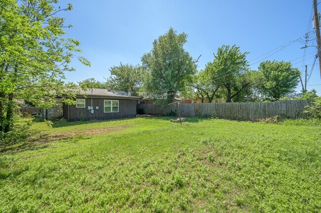 Building Photo - 713 NE 34th Terrace