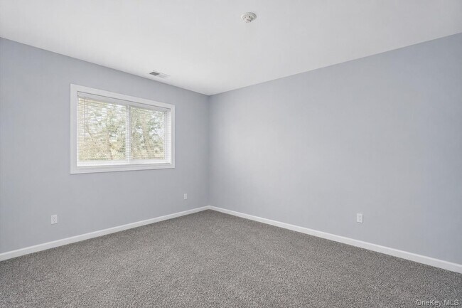 Building Photo - 150 Pointe Cir N