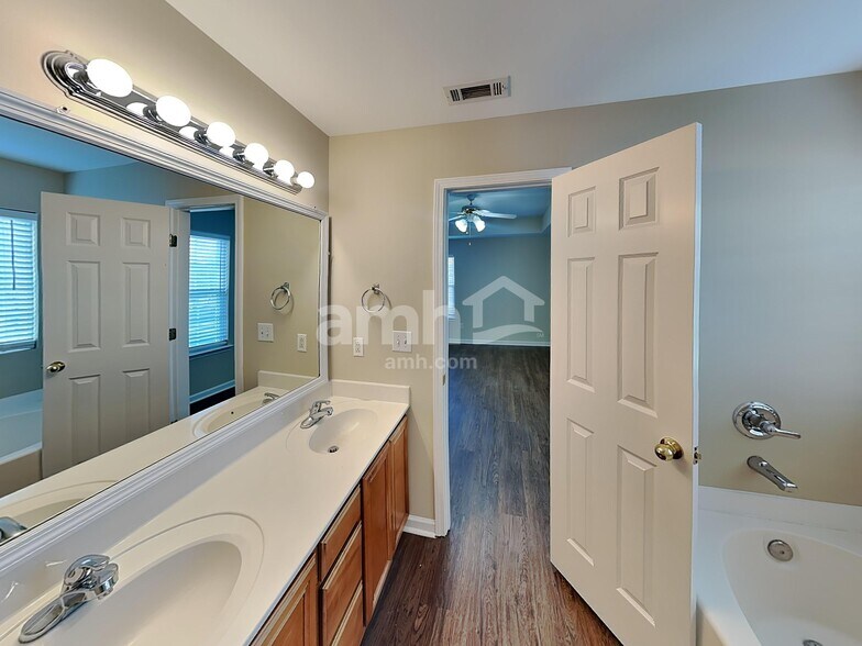 Building Photo - 1308 Chapman Ct