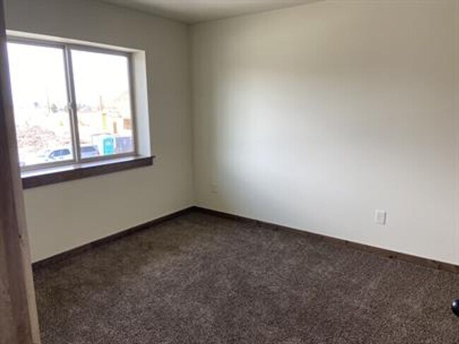 Building Photo - Spacious and Nicely Finished Townhome in Bozeman