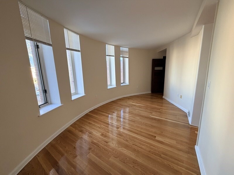 Building Photo - 18 Bow St