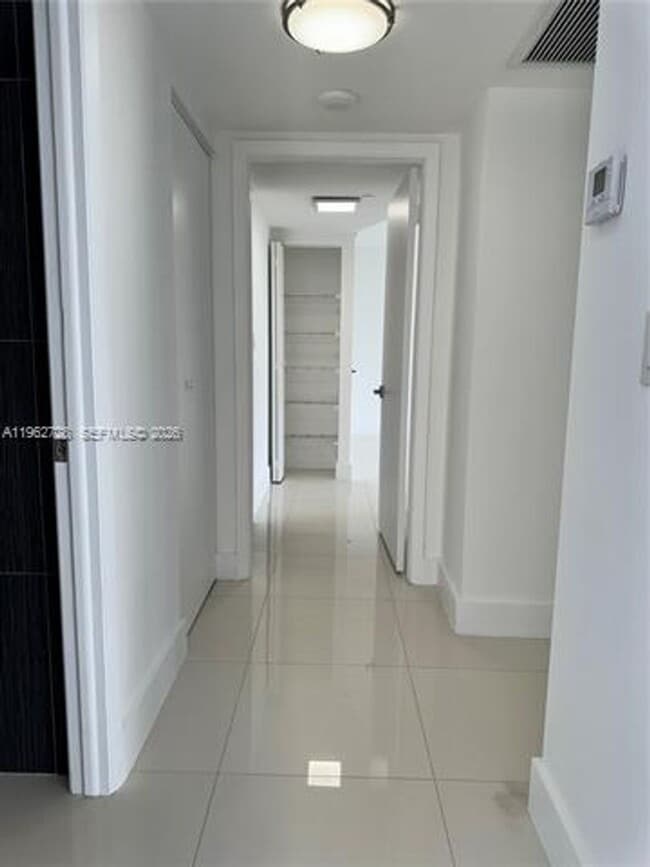 Building Photo - 2000 Towerside Terrace