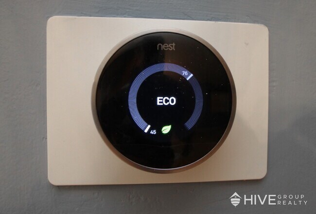 Building Photo - Bright and Spacious Home with a Fantastic Layout and Outdoor Space