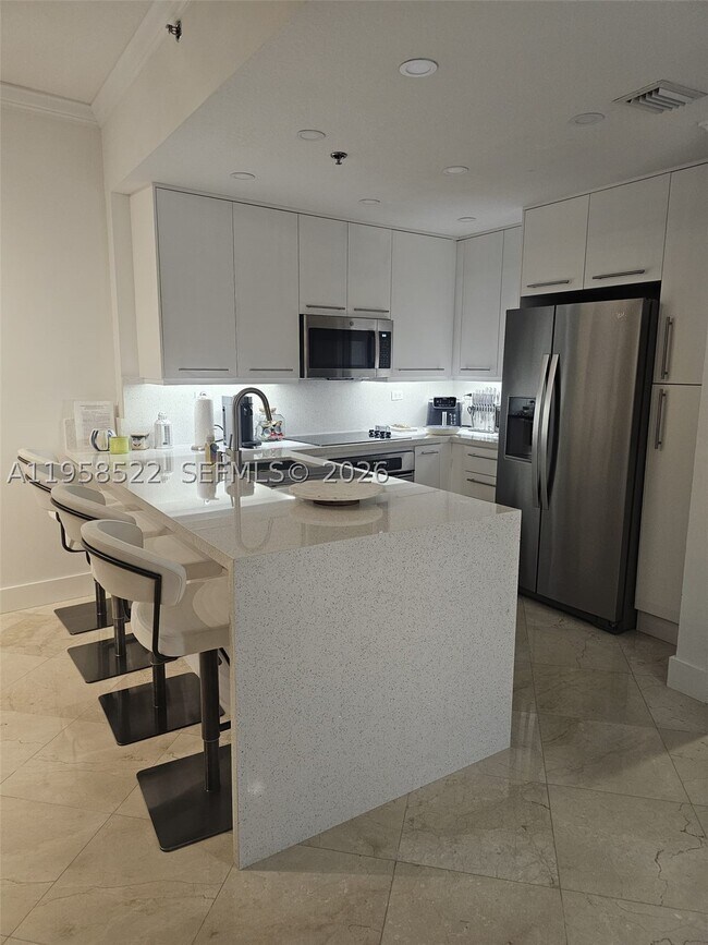 Building Photo - 6515 Collins Ave