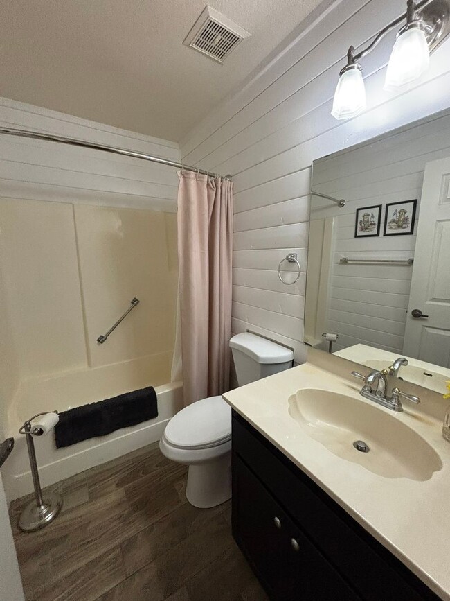 Building Photo - Fantastic Summer Getaway, Short Term Furni...