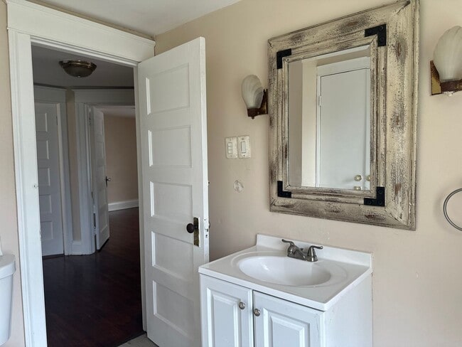 Building Photo - SINGLE FAMIKY FOR RENT IN MAPLEWOOD LOCATION !