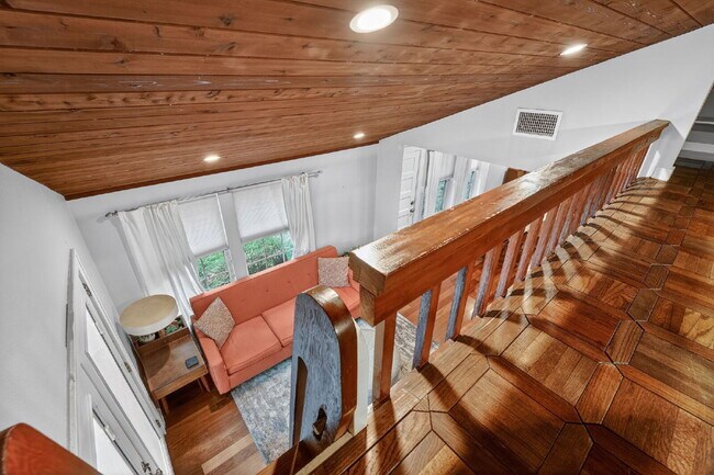 Building Photo - Hyde Park Bungalow