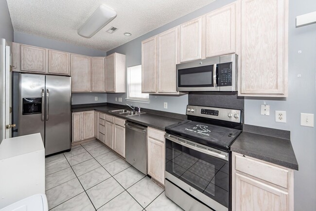 Building Photo - 3 Bedroom, 2.5 Bathroom Townhome in Lakes of Summerville - Summerville