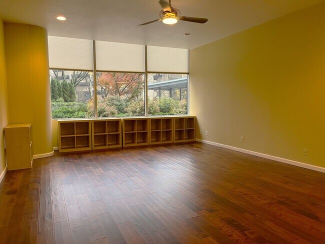 Building Photo - Coveted Portland Plaza Condo located in Do...