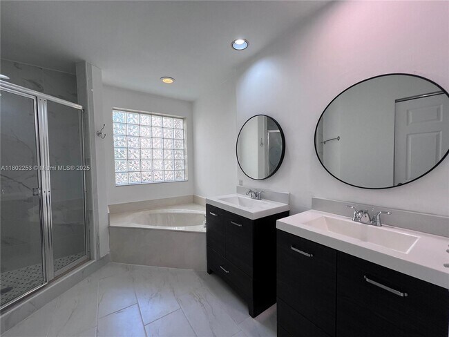 Building Photo - 16322 Malibu Dr