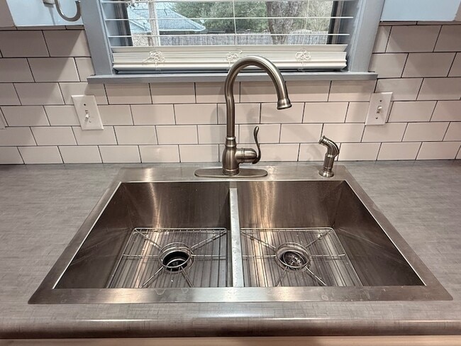 Building Photo - 204 Meadow Ln