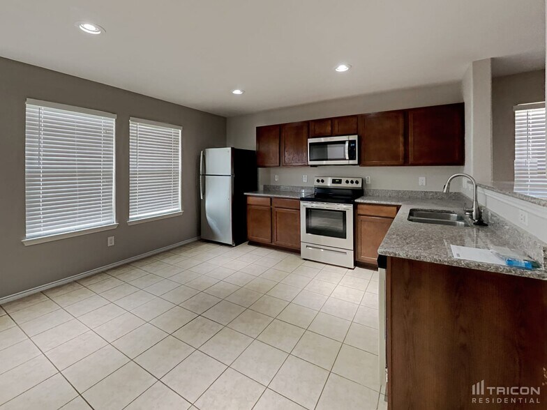 Building Photo - 429 Sandy Creek Dr