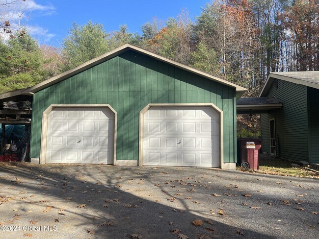 Building Photo - 20 Bear Brook Rd