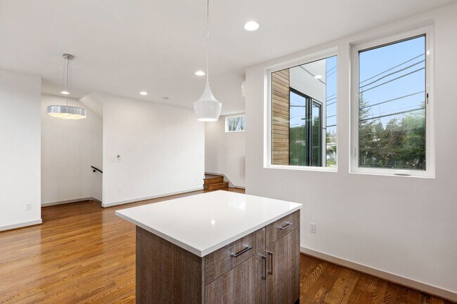 Building Photo - Modern 3-Bedroom Townhome with Rooftop Deck in NE Seattle