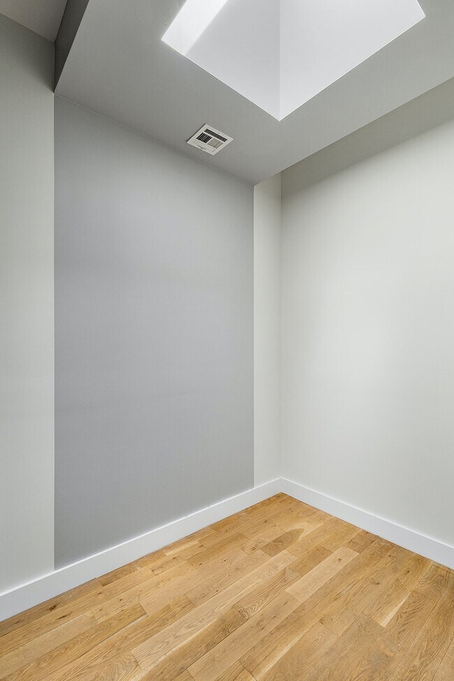 Building Photo - Welcome to #2R at 581 Fairview Avenue!