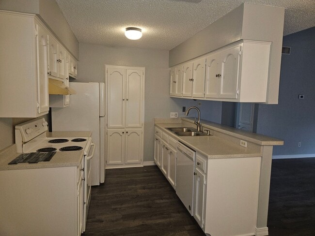 Building Photo - 2/2 Duplex in Leon Valley