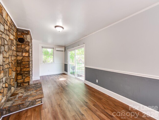 Building Photo - 1209 Oakwood Ave