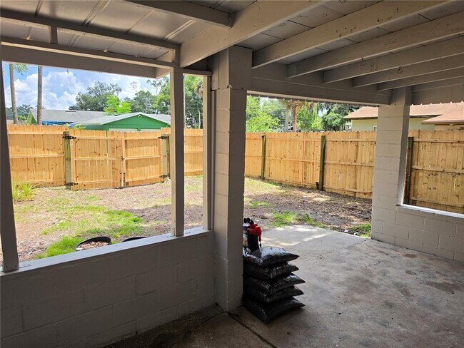 Building Photo - 2205 S Park Ave