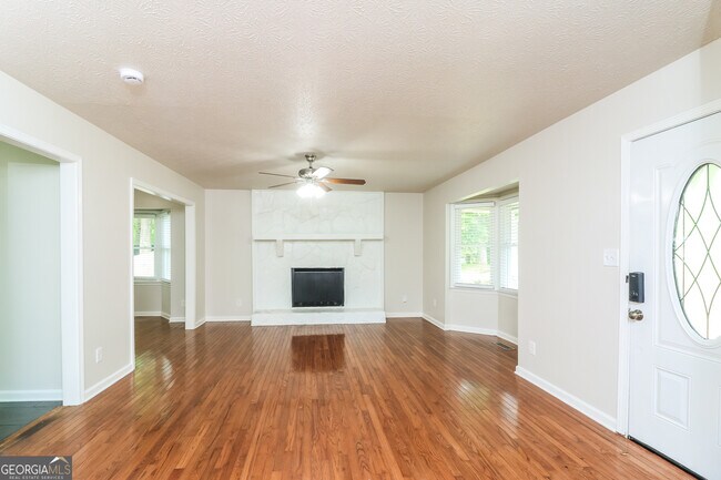 Building Photo - 400 Lake Swan Ct