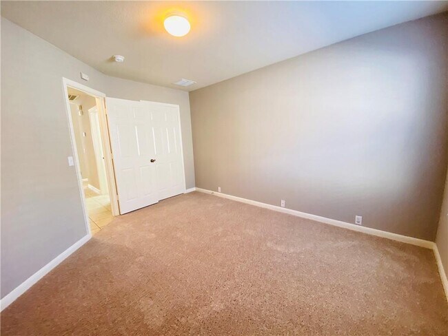Building Photo - 561 Golden Creek Dr
