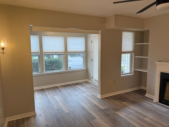 Building Photo - Inviting 1-Bedroom Condo with Natural Light!