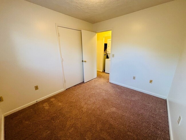 Building Photo - 3 Bedroom, 2 Bath Apartment