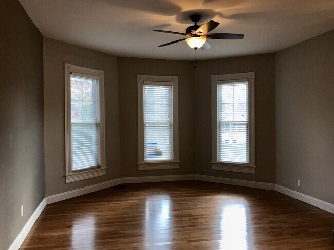 Building Photo - Stunning Large Home near Tower Grove Park